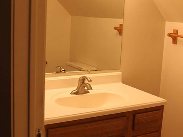 student apartments for rent in Cortland New York 81C Tompkins St Bathroom